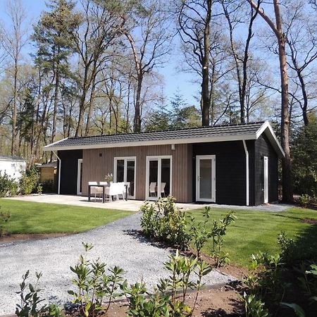Comfortable Chalet With Combination Microwave Near The Veluwe Hoenderloo Esterno foto