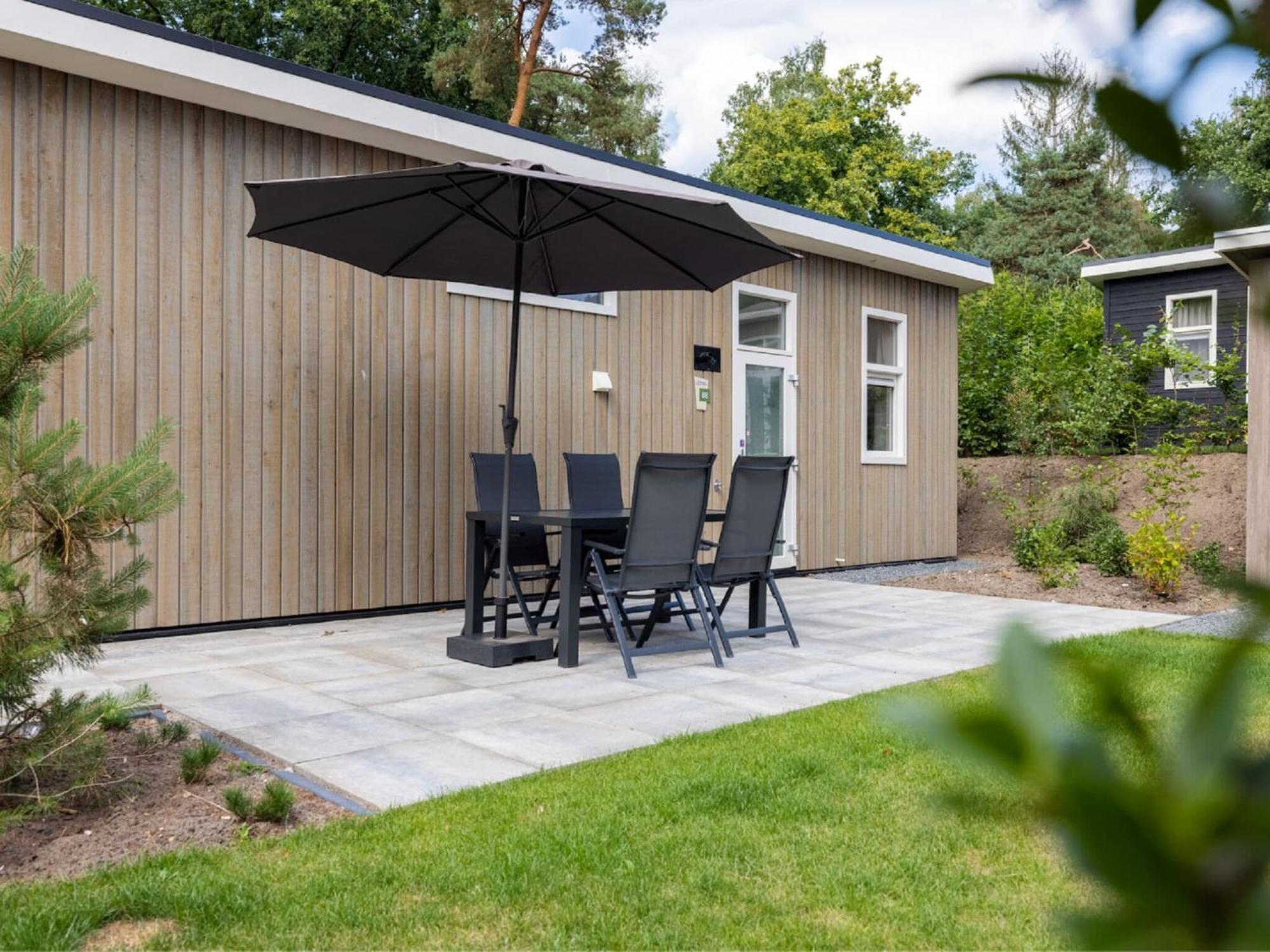 Comfortable Chalet With Combination Microwave Near The Veluwe Hoenderloo Esterno foto