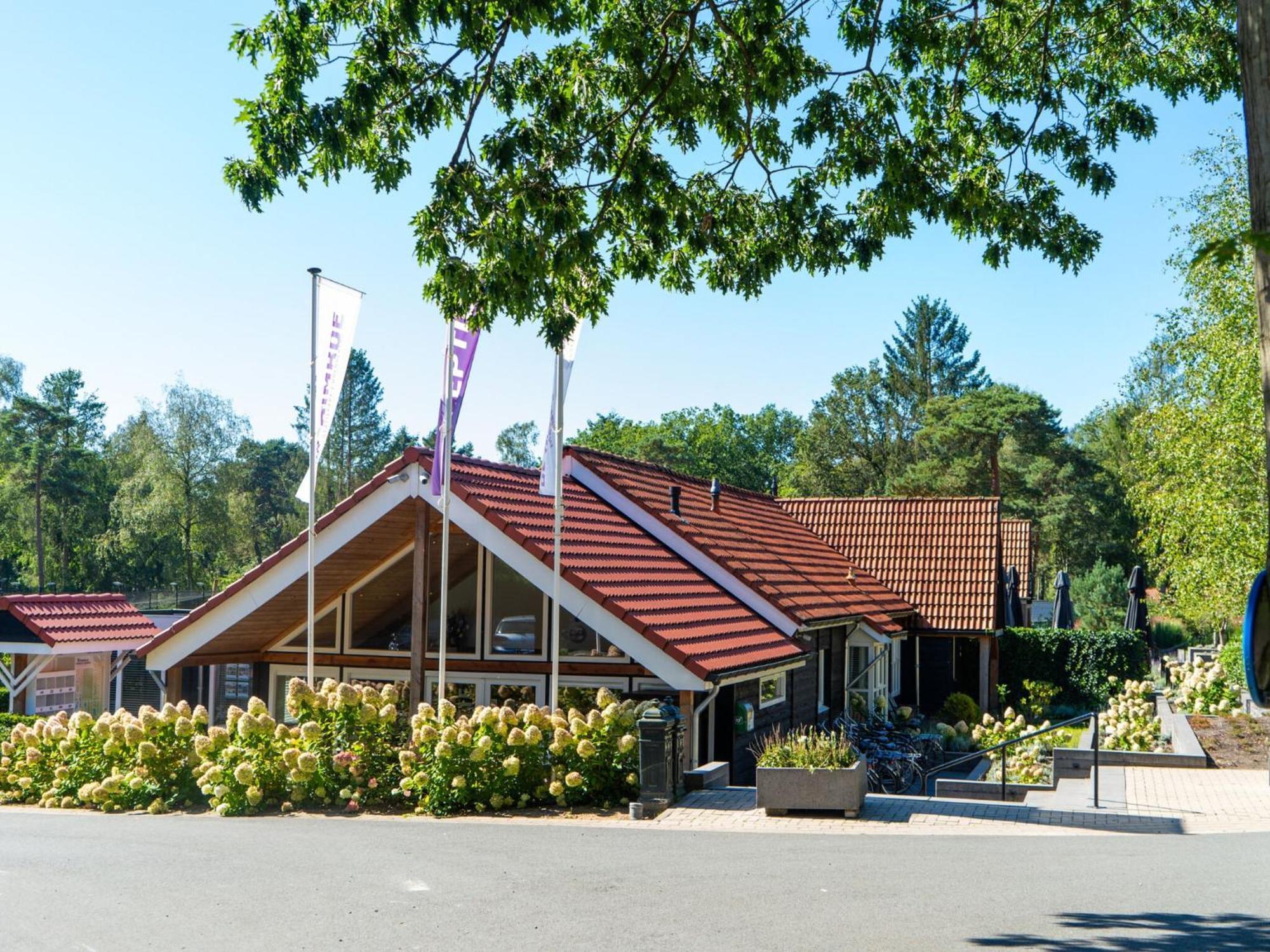 Comfortable Chalet With Combination Microwave Near The Veluwe Hoenderloo Esterno foto